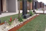 desain taman depan rumah dengan kerikil putih